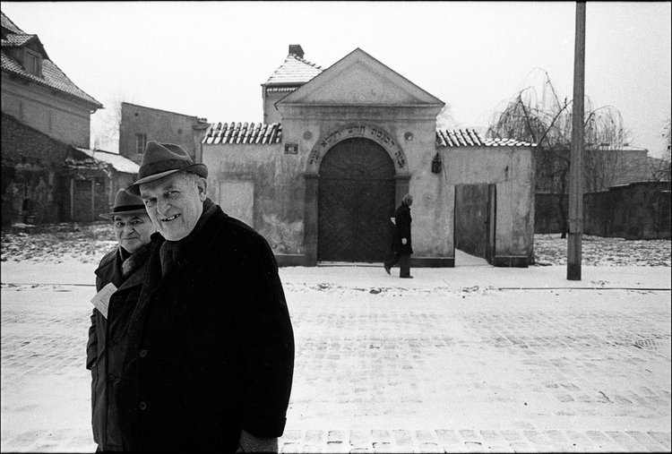 Chuck Fishman, Ludwik Berlinski (left) and Maurycy Jam (right) leaving the Remu Synagogue after the last Saturday service of 1978. Krakow, December 1978. © Chuck Fishman