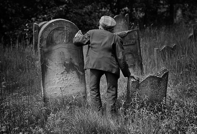 Chuck Fishman, Mosses Lekker, caretaker of the Jewish Cemetery. Lodz, 1975. © Chuck Fishman 